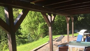 An outdoor patio with a wooden pergola, a table, and chairs. - Apartment "Waldeckchen" with Private Terrace & Wi-Fi (Waldeck)