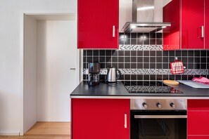 Réfrigérateur, four, plaque de cuisson, cafetière/bouilloire