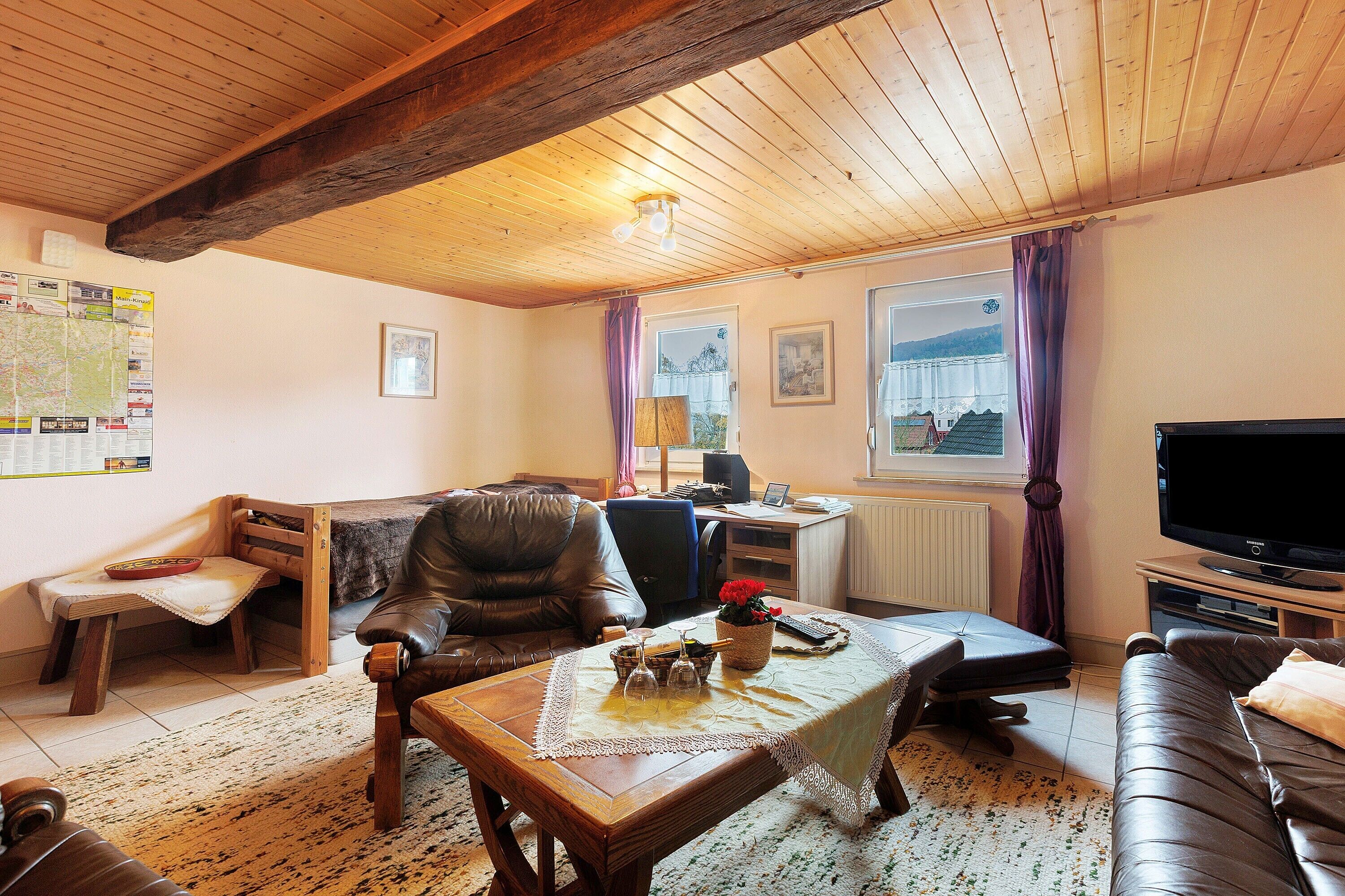 Televisor, taula de tennis de taula i estèreo 