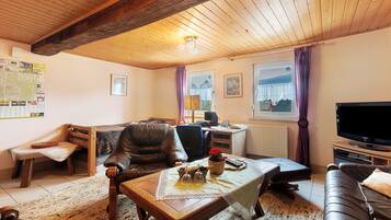 Fernseher, Tischtennisplatte, Stereoanlage