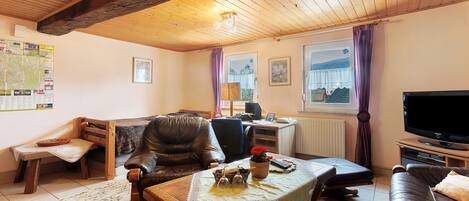 Televisio, pöytätennispöytä, stereot