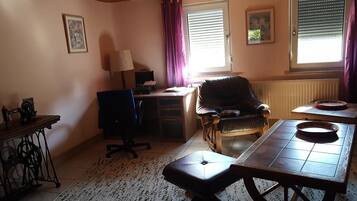 Fernseher, Tischtennisplatte, Stereoanlage