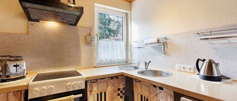 Réfrigérateur, micro-ondes, four, plaque de cuisson