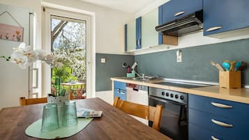 Fridge, oven, stovetop, dishwasher