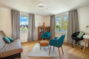 TV - Holiday Apartment 'Ferien Am Lipbachpark' with Private Terrace and Wi-Fi (Friedrichshafen)