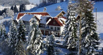 Apartment 'Ferienwohnung 1' with Mountain View, Shared Terrace and Wi-Fi