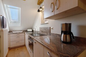 Fridge, microwave, oven, stovetop - Apartment 'Ferienwohnung 2' with Mountain View, Shared Terrace and Wi-Fi (Haslach im Kinzigtal)