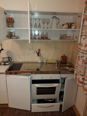 Een koelkast, een oven, een kookplaat, een koffiezetapparaat/waterkoker