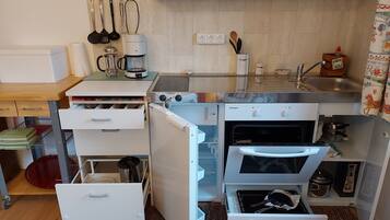 KĂŒhlschrank, Ofen, Herdplatte, Wasserkocher mit Kaffee-/Teezubehör