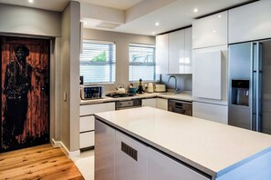 Een koelkast, een microgolfoven, een oven, een kookplaat