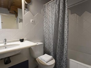 Douche, sèche-cheveux, serviettes fournies