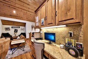 Smart TV, chimenea, futbolito y estéreo