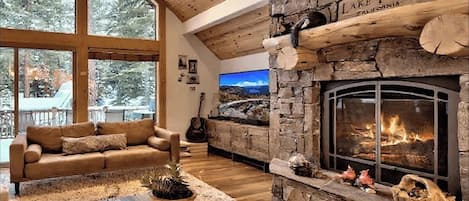 Smart TV, chimenea, futbolito y estéreo