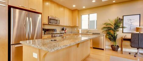 Een koelkast, een microgolfoven, een oven, een vaatwasser