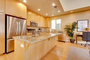 Kühlschrank, Mikrowelle, Ofen, Geschirrspüler