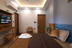 Habitación doble Deluxe | Muebles diferentes y espacio para trabajar con laptop 