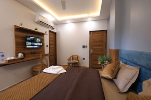 Deluxe Double Room | Individually furnished, laptop workspace, blackout curtains - Hotel Mahadev Rishikesh (Rishikesh)