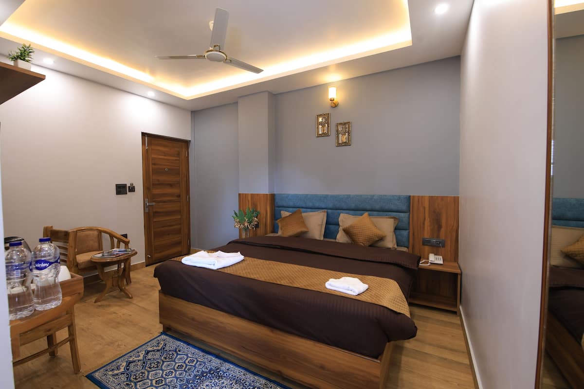 Business Double Room | 1 bedroom, individually furnished, laptop workspace, blackout drapes
