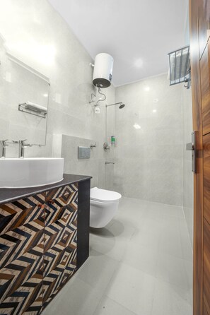 Chambre Affaires double | Salle de bain | Douche, douche cascade, articles de toilette (gratuits), peignoirs