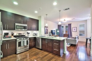 Fridge, microwave, oven, stovetop - Dreamy Palo Alto 3BR w/ Patio & A/C, nr Parks & Trails, by Blueground (South Bay)