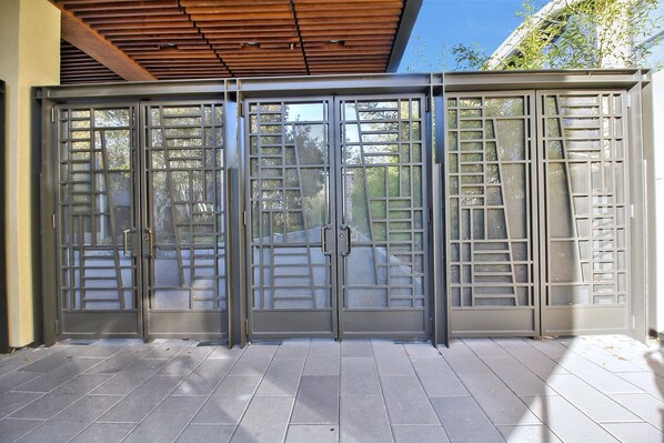 Exterior detail - Dreamy Palo Alto 3BR w/ Patio & A/C, nr Parks & Trails, by Blueground (South Bay)