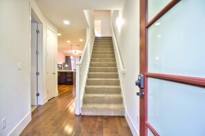 Interior - Dreamy Palo Alto 3BR w/ Patio & A/C, nr Parks & Trails, by Blueground (South Bay)