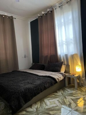 Comfort dubbelrum eller tvåbäddsrum - 1 sovrum - balkong - bottenvåning | Sängtillbehör av högsta kvalitet, individuell inredning och skrivbord