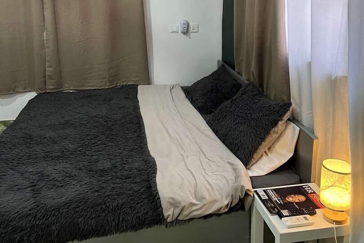 Comfort kamer, 1 twee- of 2 eenpersoonsbedden, 1 slaapkamer, balkon, op benedenverdieping | Luxe beddengoed, individueel gedecoreerd, een bureau, een laptopwerkplek