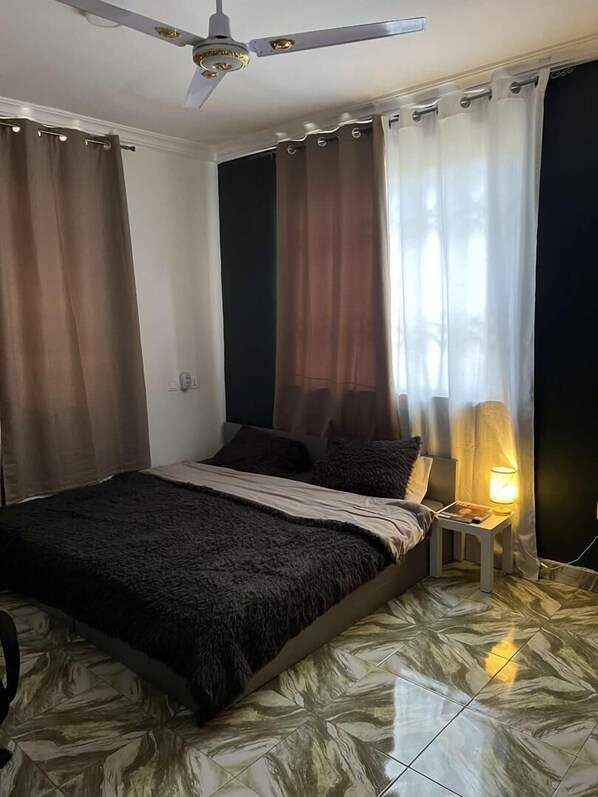 Literie de qualité supérieure, décoration personnalisée, bureau