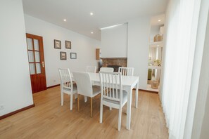 Dining - CITY CENTER GRAND SEA VIEW TERRACE by VACATIONY (Oporto)