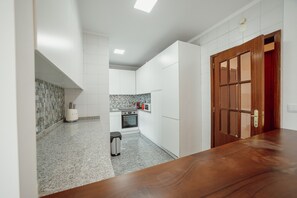 Fridge, microwave, oven, dishwasher - CITY CENTER GRAND SEA VIEW TERRACE by VACATIONY (Oporto)