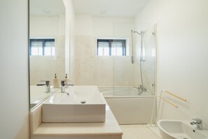 Bruser, hårtørrer, håndklæder, Sæbe