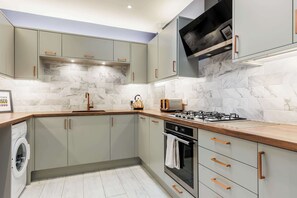 Fridge, microwave, oven, stovetop - Cobalt Cove- 10-Minute Walk to Ashley Cross (Poole)
