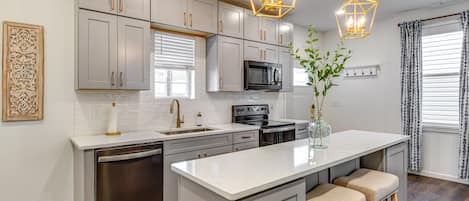 Fridge, microwave, stovetop, dishwasher