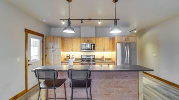 Fridge, microwave, stovetop, dishwasher