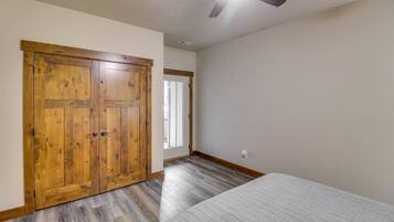 2 bedrooms, desk, iron/ironing board, internet