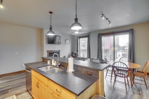 Réfrigérateur, micro-ondes, plaque de cuisson, lave-vaisselle