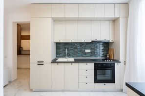 Køleskab, mikrobølgeovn, opvaskemaskine, køkkentøj/tallerkener/redskaber