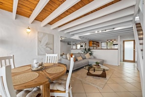 TV - Chic 2-Bed Cabin-Style Home by Mooloolaba Beach (Mooloolaba)