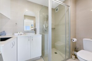 Een douche, een haardroger, handdoeken