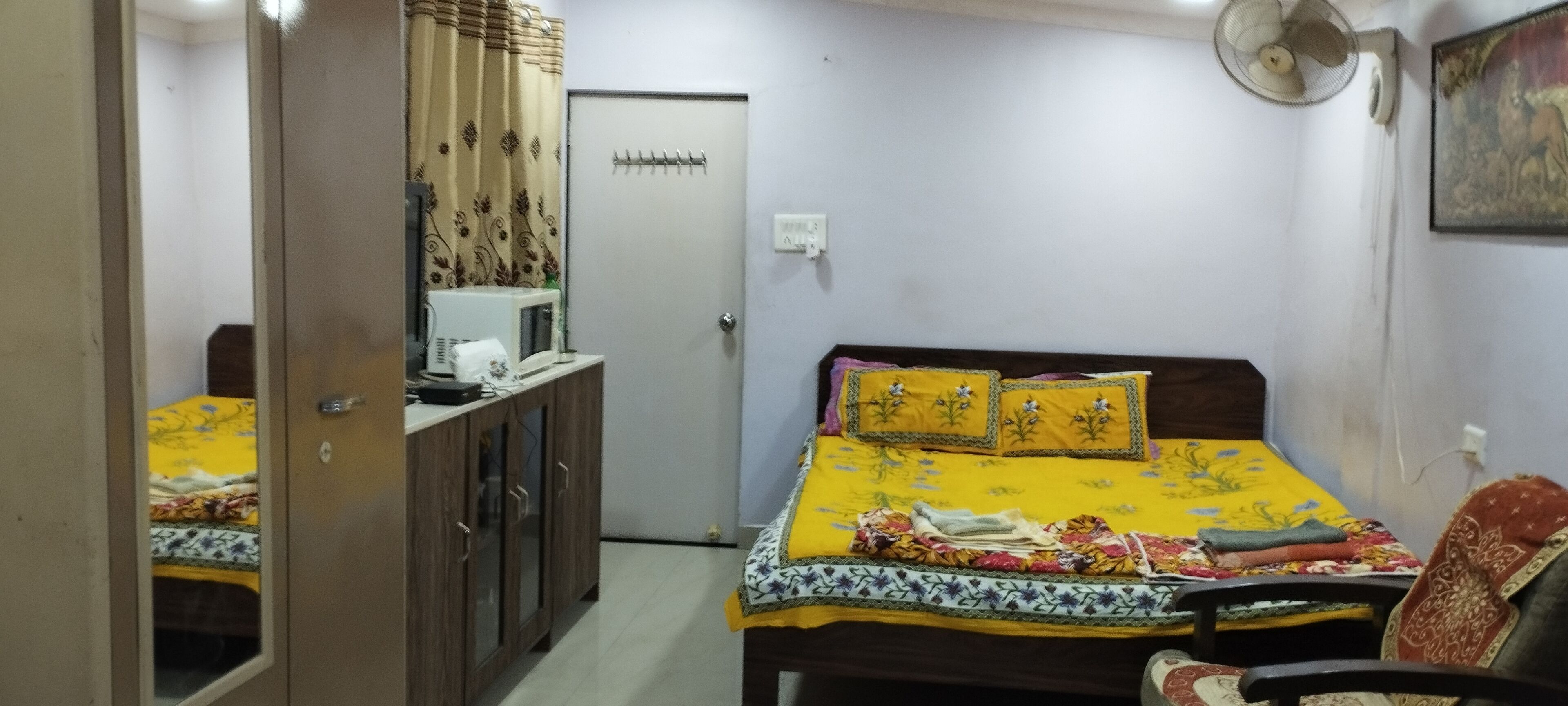 1 habitación, caja de seguridad en la habitación y escritorio 