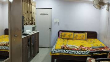 1 bedroom, in-room safe, desk, iron/ironing board