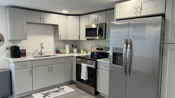 Frigorifero, microonde, forno, piano cottura