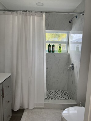 Shower, hair dryer, towels, soap - Sebring Downtown’s Best (Sebring)