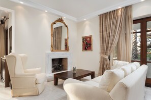 Smart TV, fireplace, DVD player, books