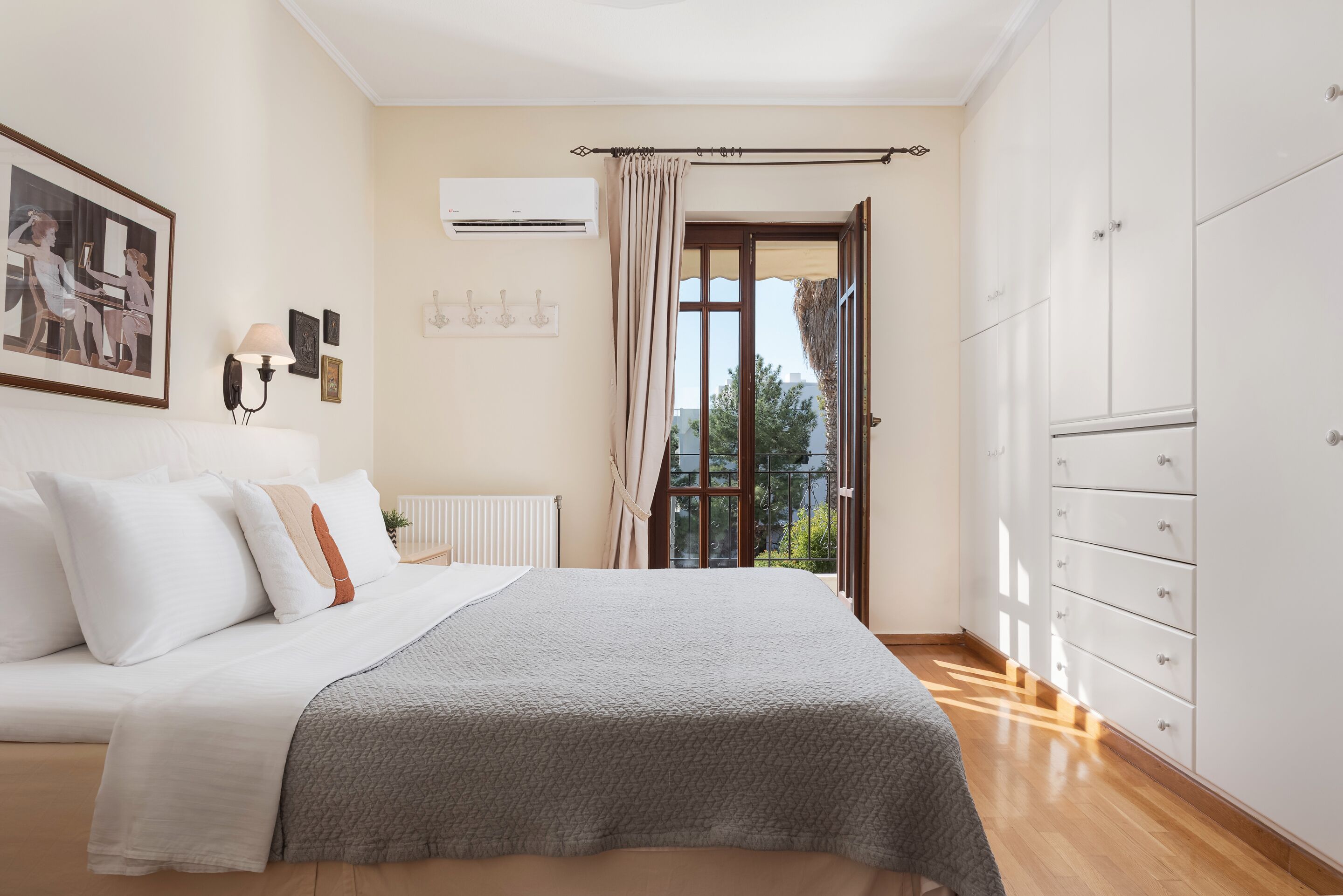 3 habitaciones, escritorio, tabla de planchar con plancha y wifi gratis 