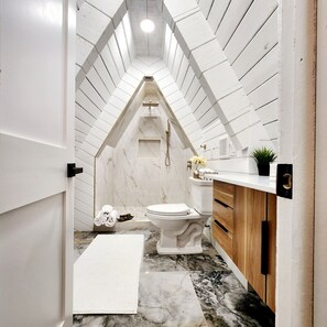 Een douche, een bubbelbad, een haardroger, handdoeken