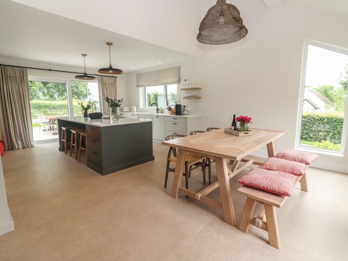 SHANNON VALE, pet friendly, with open fire in Woodford, County Galway