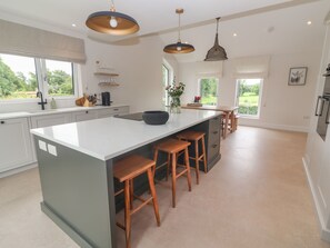 Mikrovågsugn, ugn, diskmaskin och barnstol