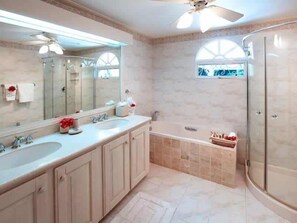 Shower, hair dryer, towels - Villa Vistamar – Elegant Sandy Lane Estate Living in Barbados (Fitts Village)